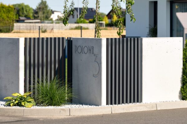realizacja_totem_1 Spersonalizowany mur ogrodzeniowy z betonu architektonicznego "TOTEM"